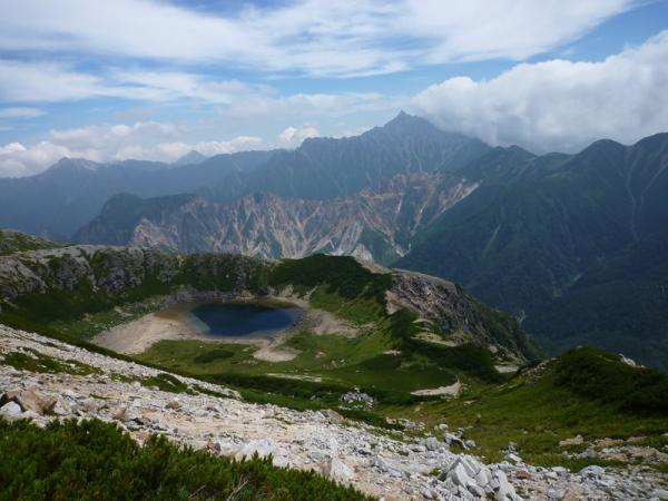 鷲羽池越しに槍！この山行を象徴する風景です。